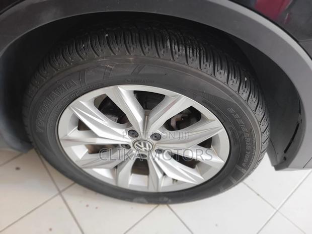 2016 Tiguan Black: Volkswagen's Compact SUV with Elegance and Power