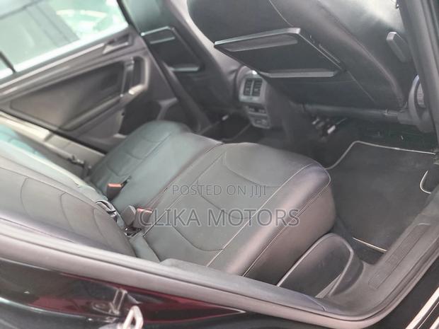 2016 Tiguan Black: Volkswagen's Compact SUV with Elegance and Power