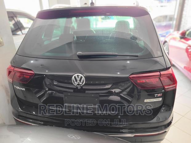 2016 Tiguan Black: Volkswagen's Compact SUV with Elegance and Power