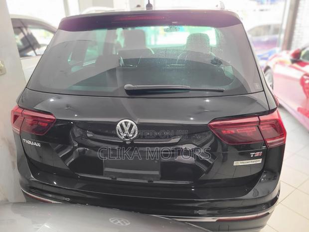 2016 Tiguan Black: Volkswagen's Compact SUV with Elegance and Power