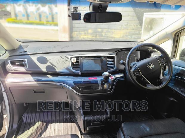 White 2016 Honda Odyssey: Comfortable and Efficient Minivan for Sale