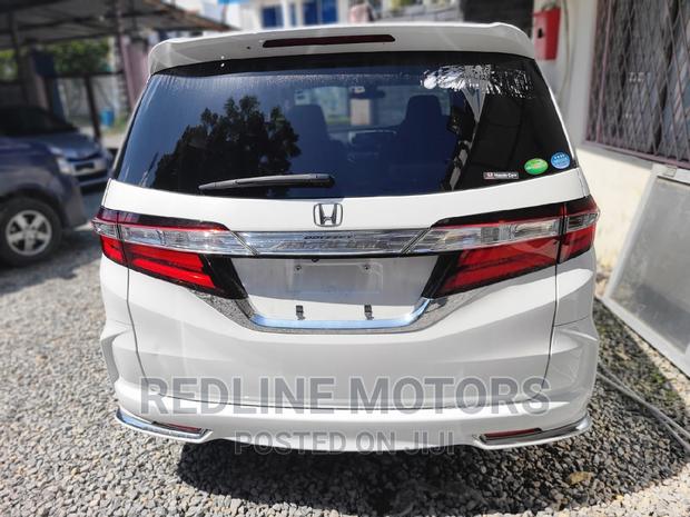 White 2016 Honda Odyssey: Comfortable and Efficient Minivan for Sale