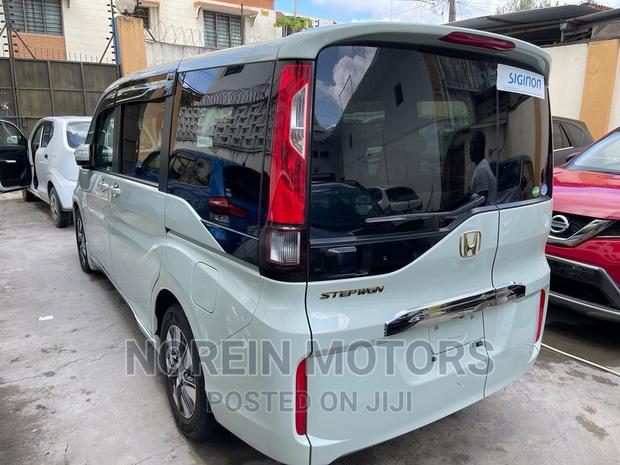 White 2016 Honda Stepwgn: Ideal for Large Families
