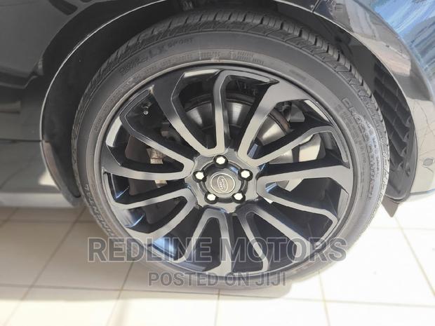 Black Land Rover Range Rover Vogue 2017 - Prestigious SUV