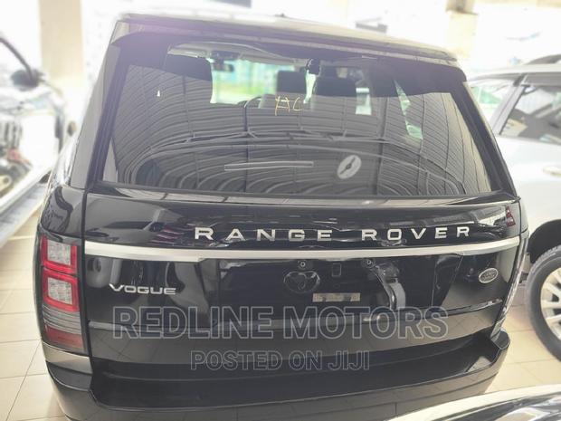 Black Land Rover Range Rover Vogue 2017 - Prestigious SUV