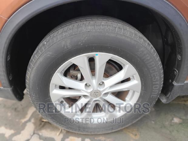 Gold 2016 Nissan X-Trail: Luxurious Off-Roader for a Great Price