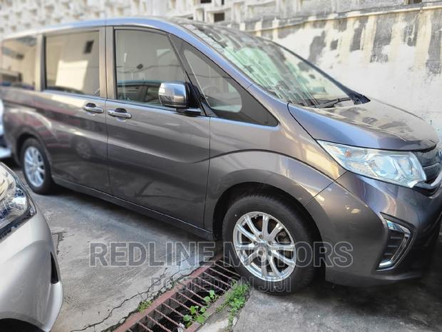 2016 Honda Stepwgn Gray: Versatile & Efficient Family Transport