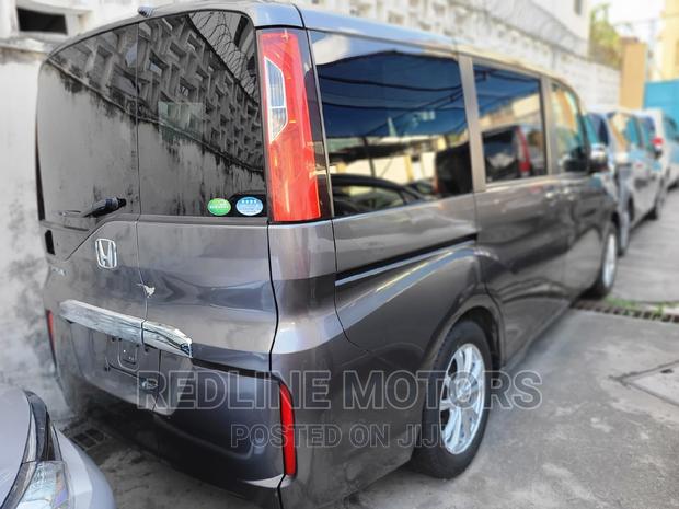 2016 Honda Stepwgn Gray: Versatile & Efficient Family Transport
