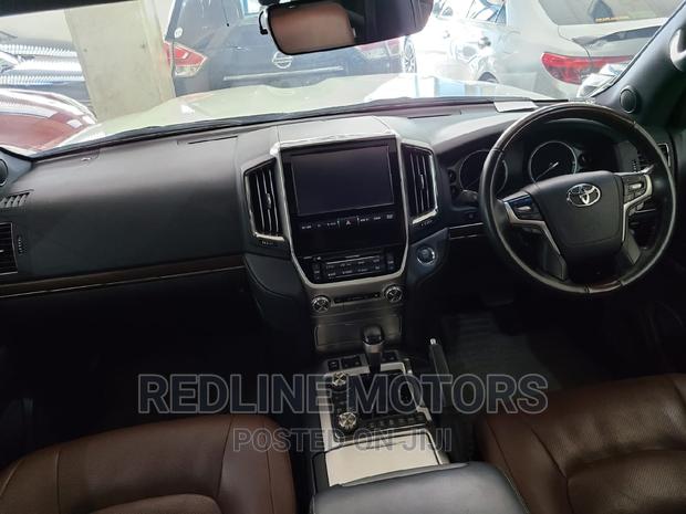 2018 Land Cruiser Pearl Edition: Premium SUV for Adventure and Comfort