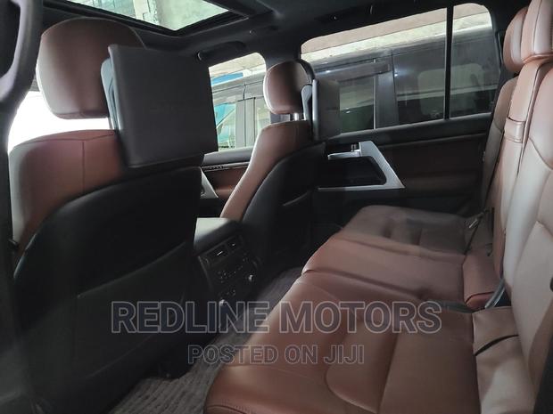 2018 Land Cruiser Pearl Edition: Premium SUV for Adventure and Comfort