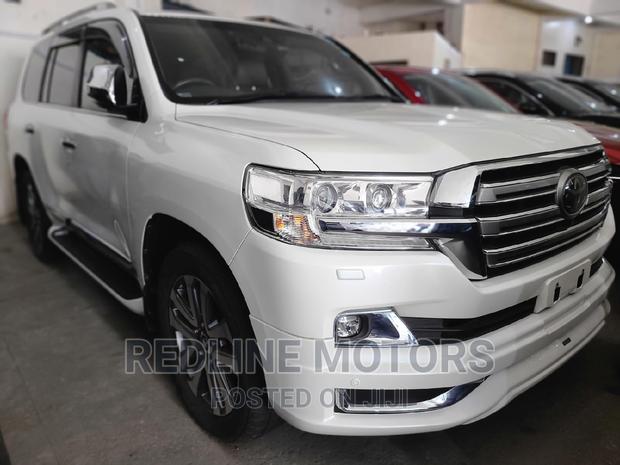 2018 Land Cruiser Pearl Edition: Premium SUV for Adventure and Comfort