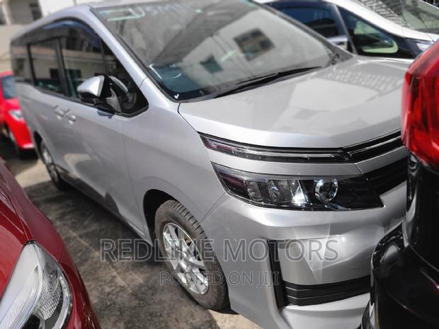 2016 Toyota Voxy Pearl: Luxury MPV for the Whole Family