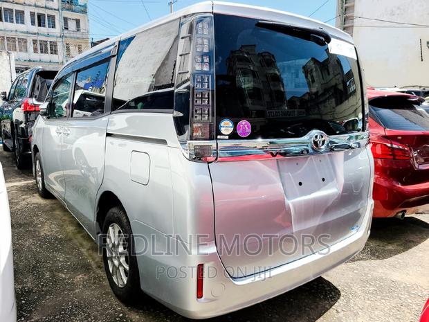 2016 Toyota Voxy Pearl: Luxury MPV for the Whole Family
