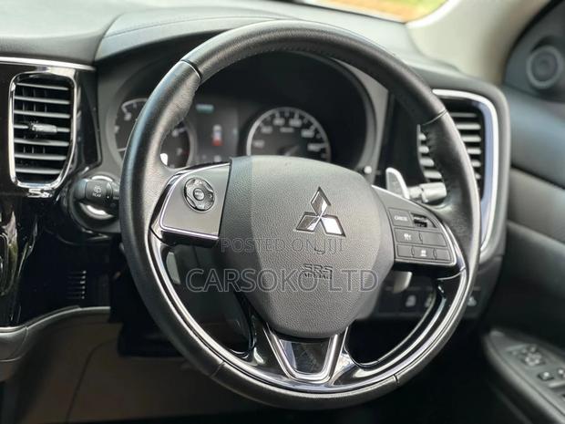 Mitsubishi Outlander 2017 Off white