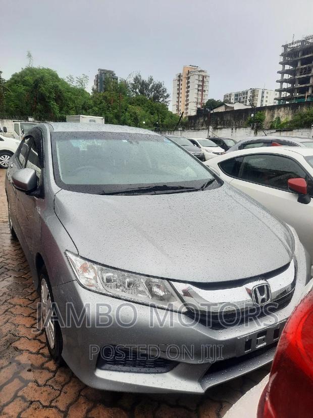 2016 Honda Grace 1.5 Petrol FWD Silver: Luxurious, Economical, and Spacious
