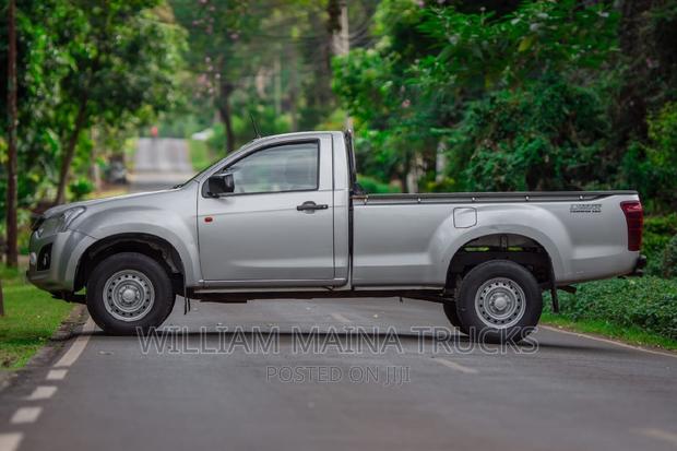 Isuzu D-MAX 2023: Gray Edition - Ready for Any Adventure