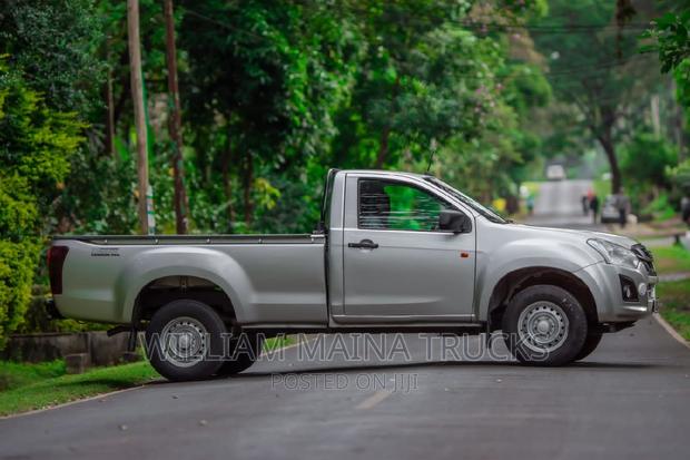 Isuzu D-MAX 2023: Gray Edition - Ready for Any Adventure