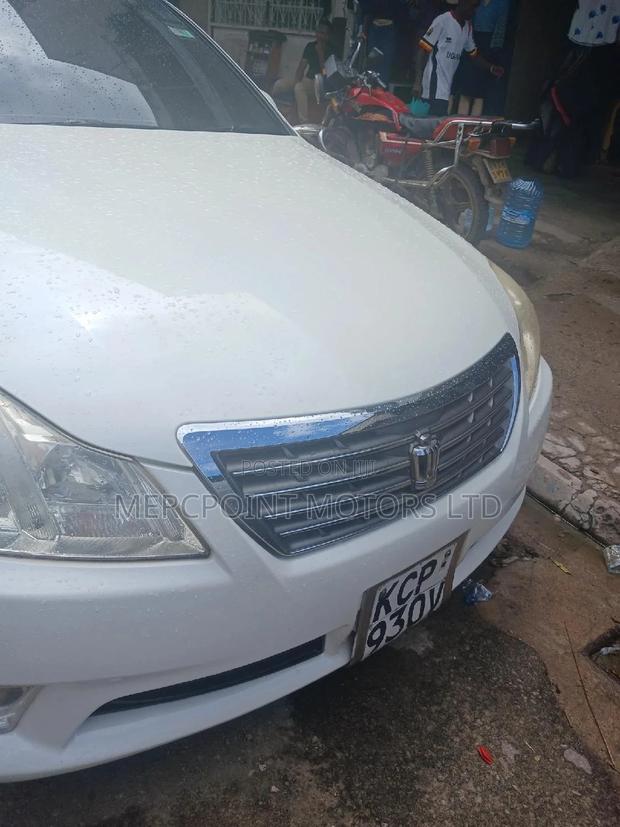 2012 Toyota Crown Pearl: Used Luxury Sedan for Sale