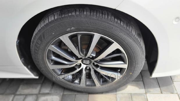 2018 Toyota Crown Pearl: Luxury Sedan with Advanced Features