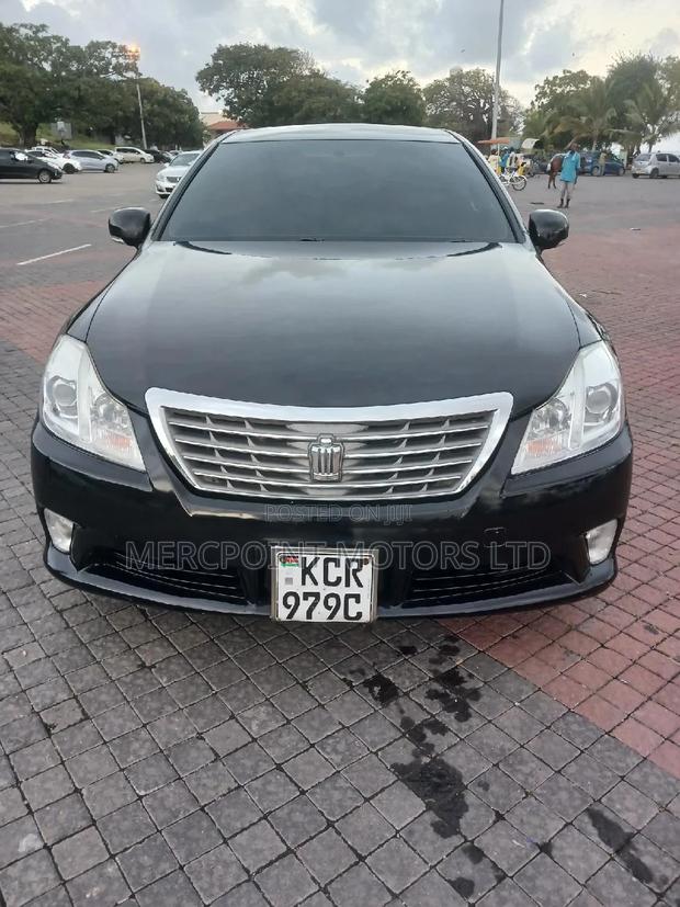 2011 Toyota Crown Black - Premium Sedan for Sale