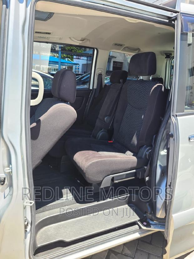 Nissan's 2016 Silver Serena: Reliable and Stylish
