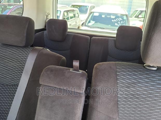 Nissan's 2016 Silver Serena: Reliable and Stylish