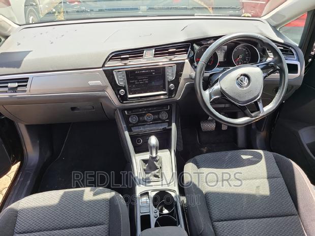 2016 Touran in Black: Volkswagen's Spacious & Sleek SUV