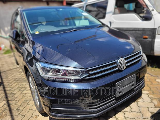 2016 Touran in Black: Volkswagen's Spacious & Sleek SUV