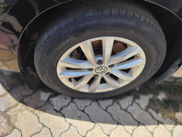 2016 Touran in Black: Volkswagen's Spacious & Sleek SUV