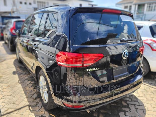 2016 Touran in Black: Volkswagen's Spacious & Sleek SUV