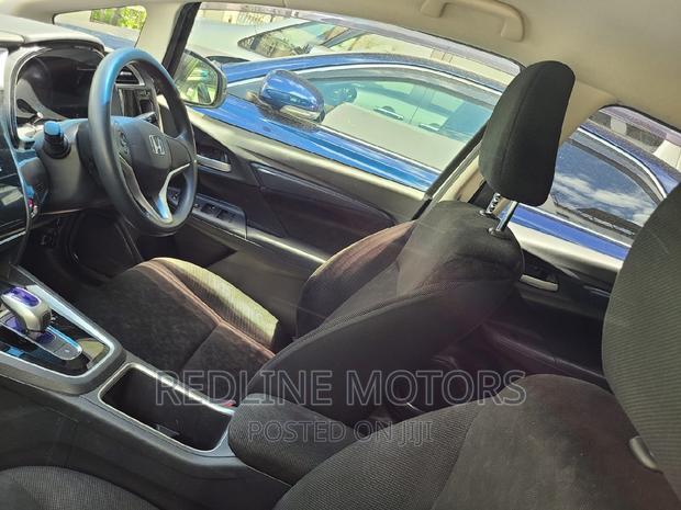 2016 Honda Shuttle Pearl - Spacious & Luxurious