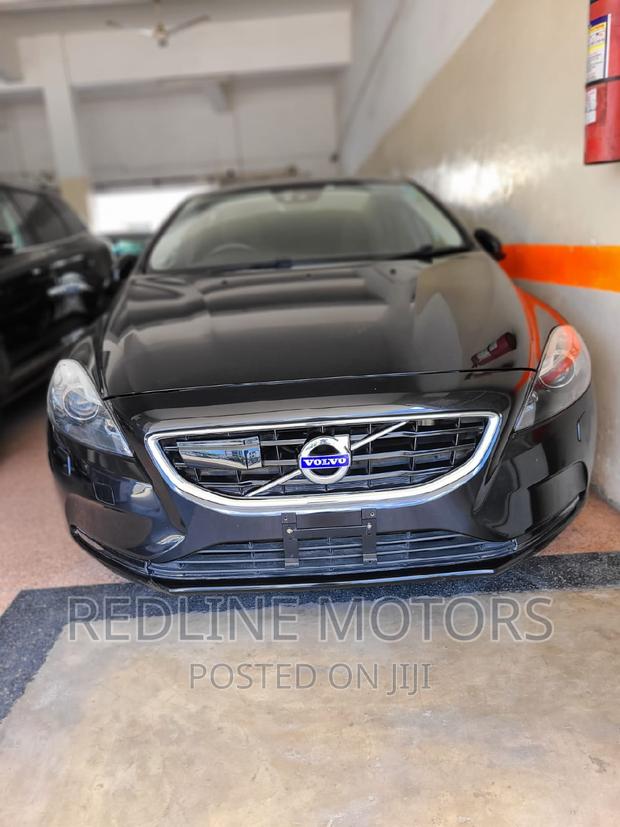 Black Volvo V40 2016 - Elegant and Powerful Sedan