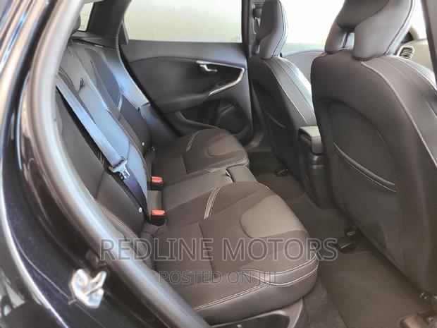 Black Volvo V40 2016 - Elegant and Powerful Sedan