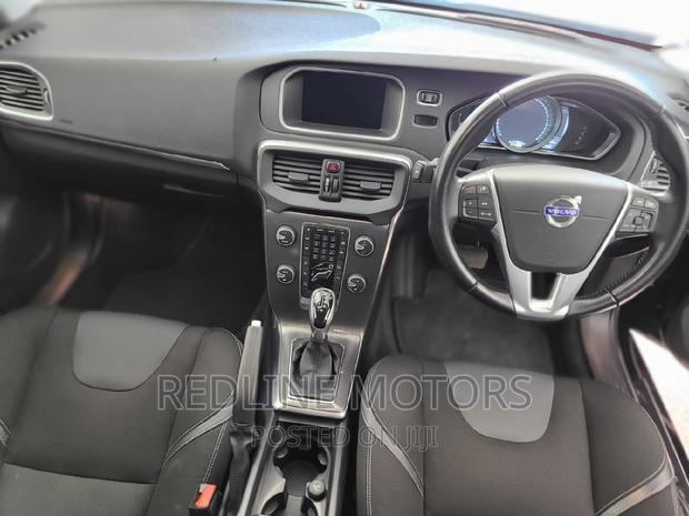 Black Volvo V40 2016 - Elegant and Powerful Sedan