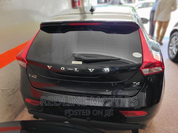 Black Volvo V40 2016 - Elegant and Powerful Sedan