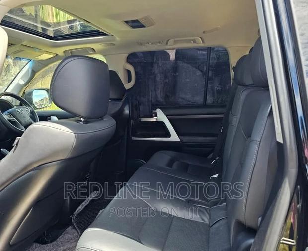 Pre-owned 2018 Toyota Land Cruiser 4.6 V8 ZX Black - Luxury Off-Road Masterpiece