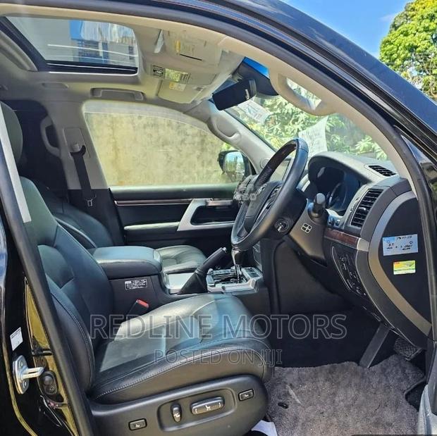 Pre-owned 2018 Toyota Land Cruiser 4.6 V8 ZX Black - Luxury Off-Road Masterpiece