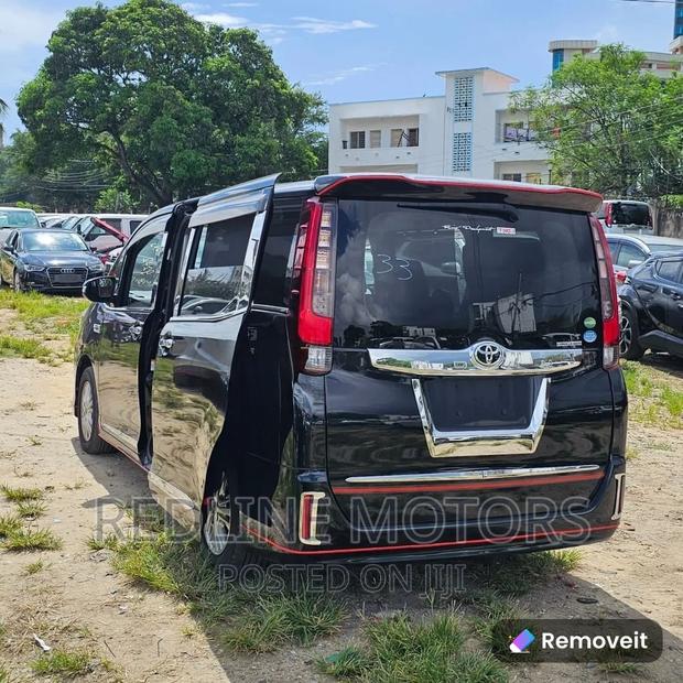 2016 Toyota Noah 2.0 AWD - Stylish 7 Seater Matt Black