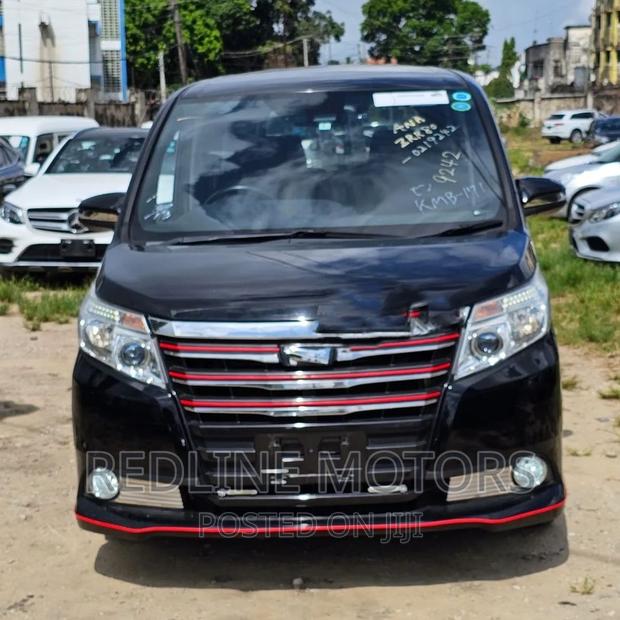 2016 Toyota Noah 2.0 AWD - Stylish 7 Seater Matt Black