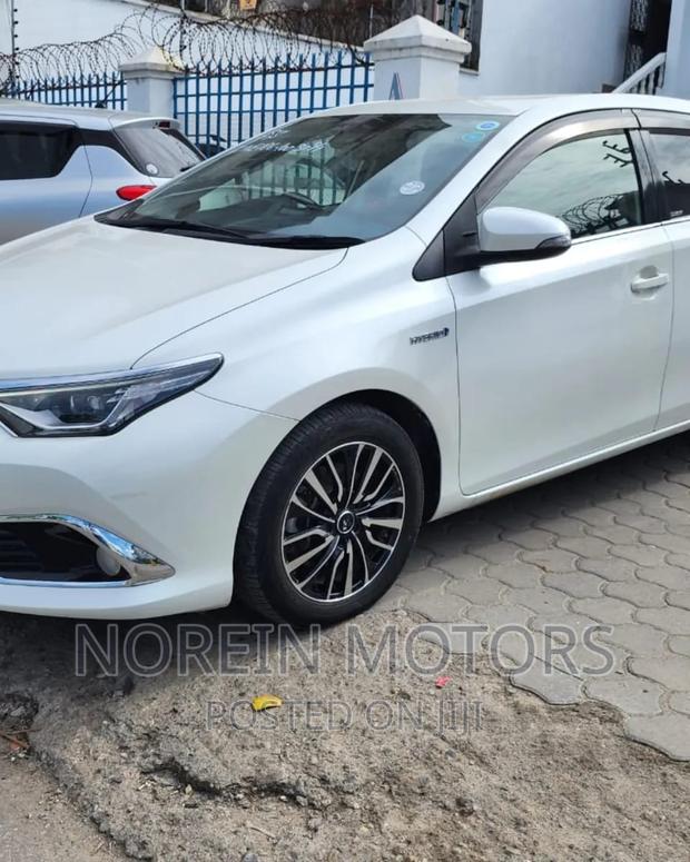White 2016 Toyota Auris - Affordable Compact Hatchback