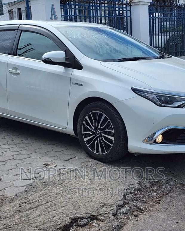 White 2016 Toyota Auris - Affordable Compact Hatchback