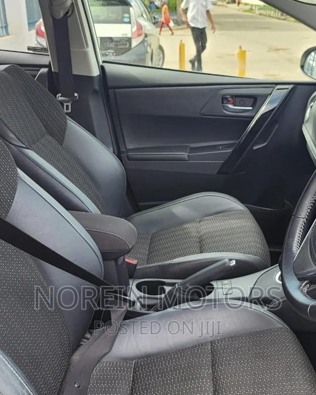 White 2016 Toyota Auris - Affordable Compact Hatchback