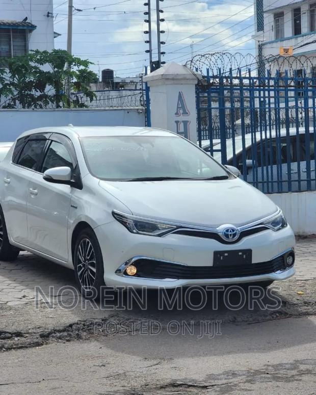 White 2016 Toyota Auris - Affordable Compact Hatchback
