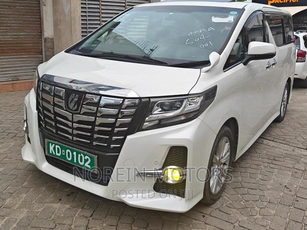 2021 Toyota Alphard Off-white: 2 Distinct Variants of the Premium Sedan