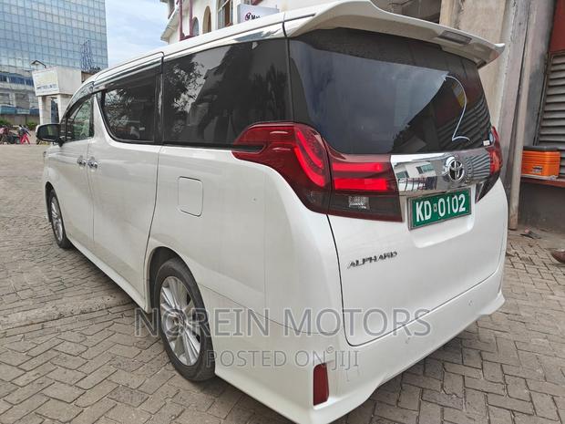 2021 Toyota Alphard Off-white: 2 Distinct Variants of the Premium Sedan