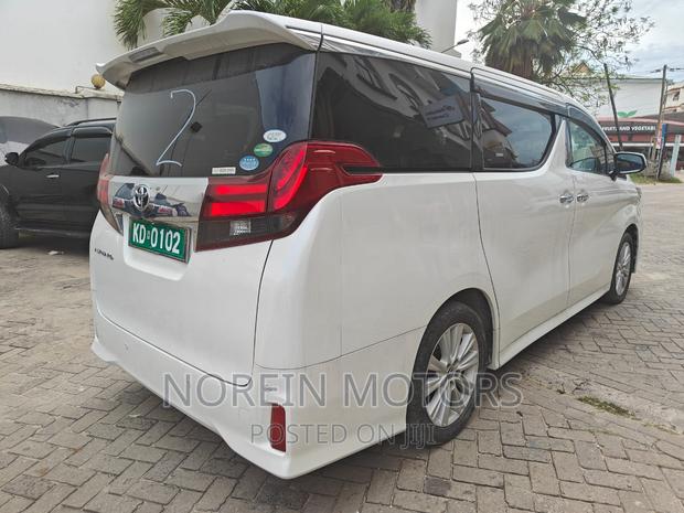 2021 Toyota Alphard Off-white: 2 Distinct Variants of the Premium Sedan