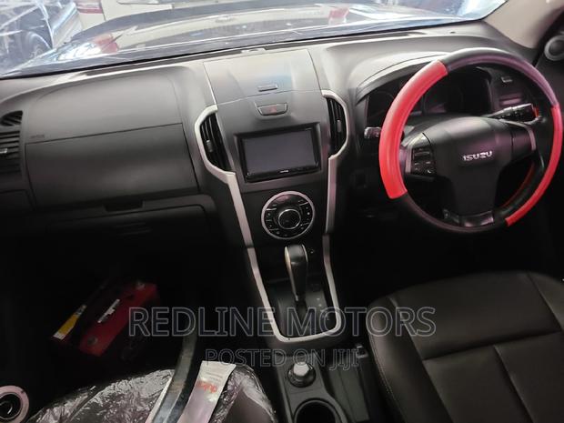 Isuzu D-MAX Black 2016: Versatile Pickup Truck