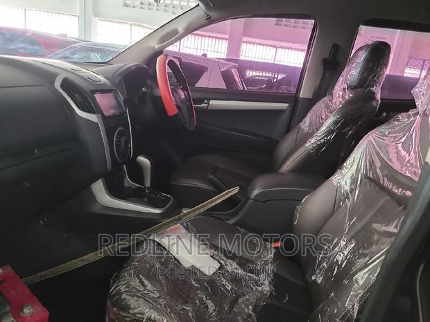 Isuzu D-MAX Black 2016: Versatile Pickup Truck
