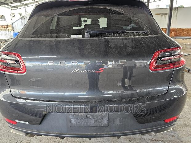 Porsche Macan 2017 - Gray Edition, Pre-owned Luxury SUV