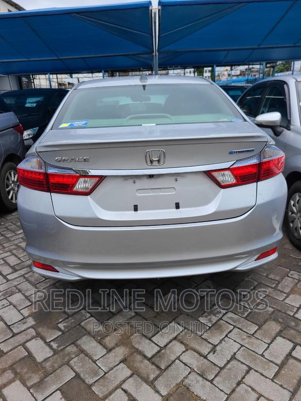 Honda Grace Silver 2016 - Compact Sedan with Elegance